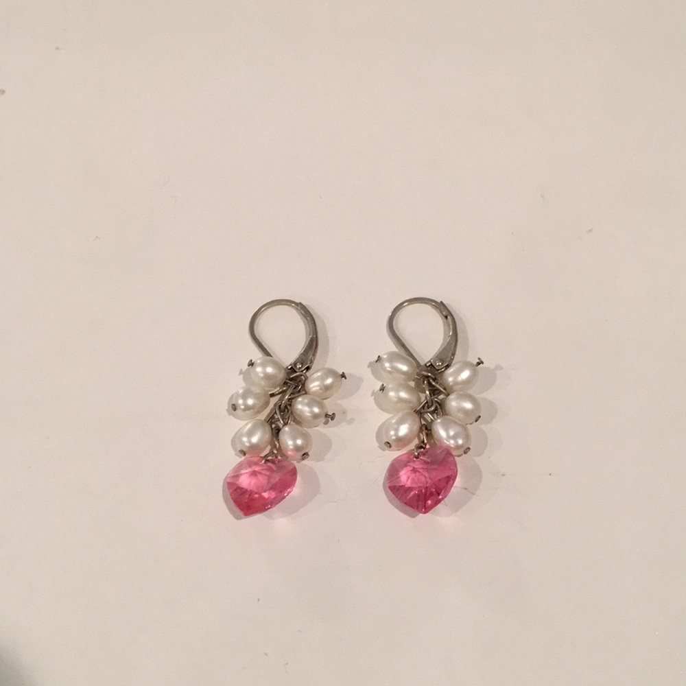 Dangling earrings with pearls and a pink heart